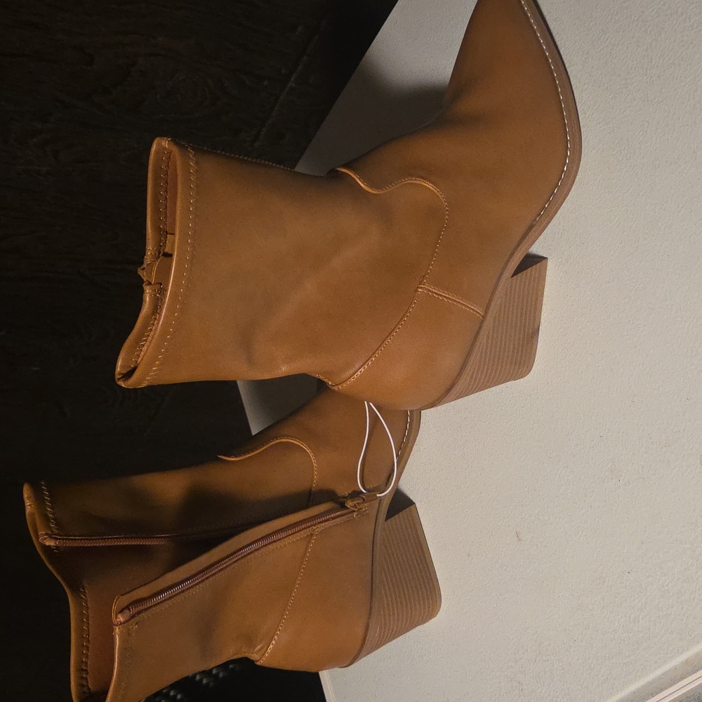 Universal Thread Tan Heeled Boots
